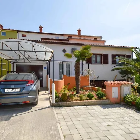 2 Bedroom Gorgeous In Pula