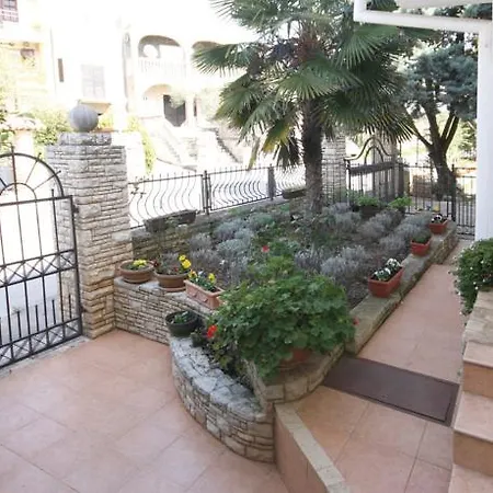 2 Bedroom Gorgeous In Pula