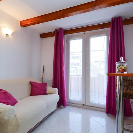 2 Bedroom Gorgeous In דירה פולה