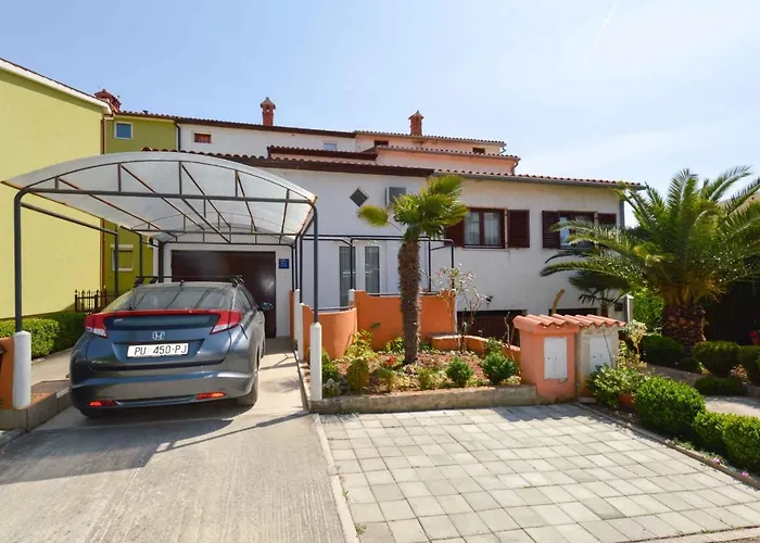 2 Bedroom Amazing In Πούλα