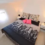 2 Bedroom Amazing In Apartman Póla